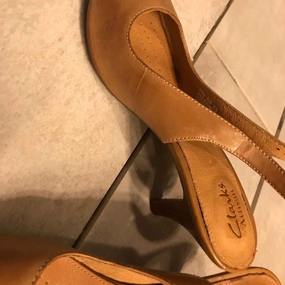Clark tan heels